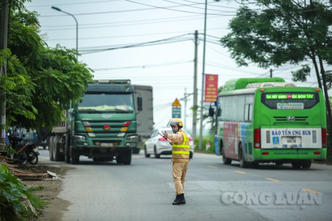 Ghi nhận cùng lực lượng CGST huyện Thạch Thất trên tuyến đường tỉnh lộ 419, trong khoảng 1h đồng hồ chúng tôi đã thấy có 3 phương tiện bị xử phạt với các lỗi: Cơi nới thùng; chở hàng kích thước vượt quá chiều dài xe; chở vật liệu rơi vãi trên đường.