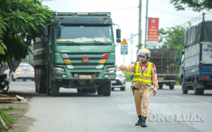 Lực lượng CSGT xử lý xe cơi nới thùng trên tuyến đường tỉnh lộ 419 (huyện Thạch Thất, Hà Nội).