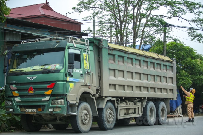 Những chiếc xe tải cơi nới thùng xe, tăng trọng lượng hàng hóa trên xe bị xử phạt.
