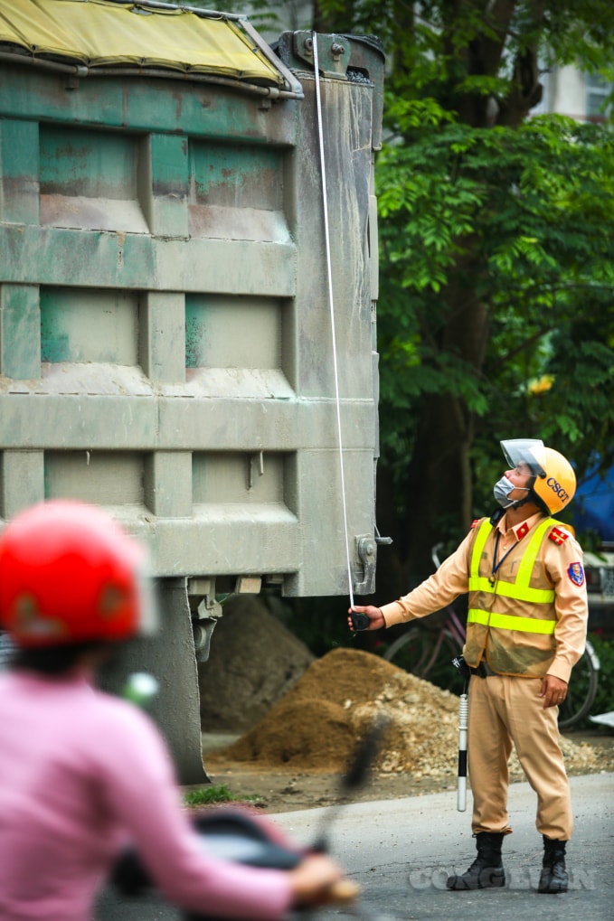 Lực lượng CSGT tiến hành đo thùng xe.