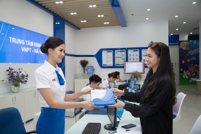 05 giải đặc biệt từ VinaPhone, mỗi giải bao gồm trọn bộ 03 sản phẩm iPhone 12, Macbook Air 2020, Apple Watch S6.