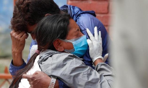 Thân nhân của một người chết vì Covid-19 để tang tại một lò hỏa táng ở Kathmandu, Nepal, vào ngày 30/4/2021 - Ảnh: CNN