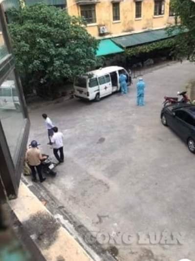 Lực lượng chức năng tiến hành phun thuốc khử khuẩn tại Đông Phát. Ảnh: Nguyễn Toàn