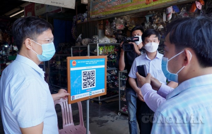 Ông Nguyễn Thanh Bình, Phó Chủ tịch UBND tỉnh Thừa Thiên Huế kiểm tra công tác phòng chống dịch Covid-19 tại huyện Phú Lộc.