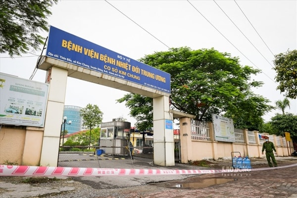 Bệnh viện Bệnh Nhiệt đới Trung ương, ngày 5/5, thông báo dừng tiếp nhận bệnh nhân và xét nghiệm toàn bộ nhân viên bệnh viện