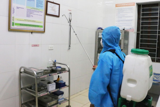 Lực lượng chức năng phun khử khuẩn trạm y tế xã