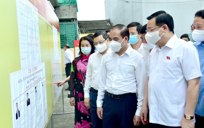 Chủ tịch Quốc hội Vương Đình Huệ kiểm tra danh sách những người ứng cử đại biểu Quốc hội tại đơn vị bầu cử số 2, phường An Tường.