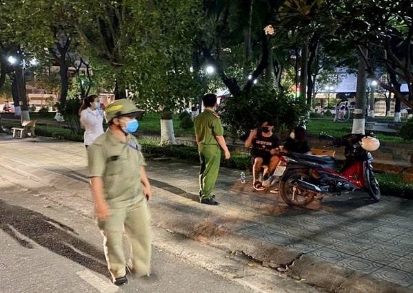 Ở những khu vực công cộng, các biện pháp phòng chống dịch Covid-19 luôn được giám sát chặt của các cơ quan chức năng.