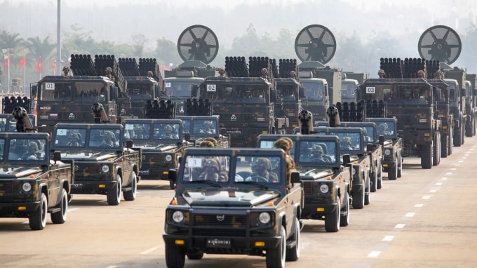 Quân đội Myanmar tham gia một cuộc duyệt binh nhân Ngày Lực lượng Vũ trang 27 tháng 3 - Ảnh: Reuters