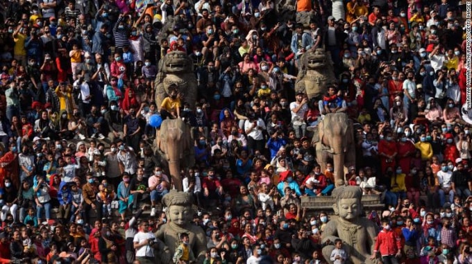 Những người sùng đạo Nepal tham dự ngày đầu tiên của lễ Biska hay Bisket Jatra tại Taumadi, Bhaktapur, Nepal vào ngày 10 tháng 4 năm 2021 - Ảnh: CNN