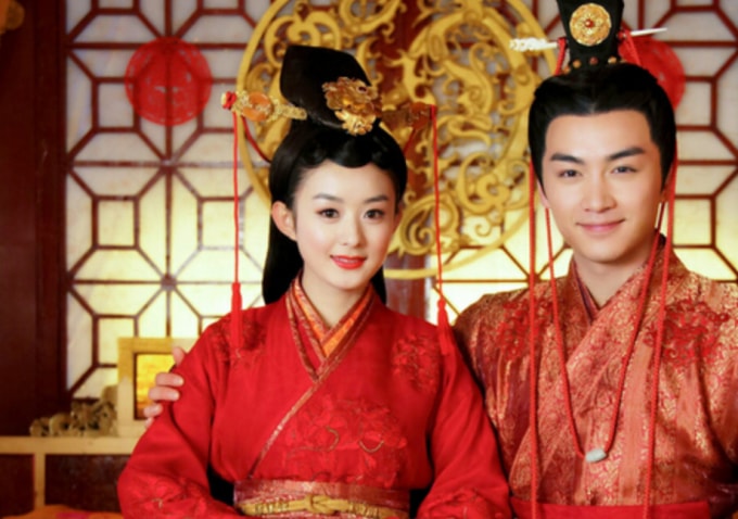 Triệu Lệ Dĩnh và Trần Hiểu - chồng Trần Nghiên Hy hiện tại là cặp đôi trai tài gái sắc 1 thời, Do đó, sau khi Lệ Dĩnh ly hôn Phùng Thiệu Phong, trên mạng xã hội nhiều người kỳ vọng Trần Hiểu sẽ chia tay Nghiên Hy, quay về bên tình cũ.