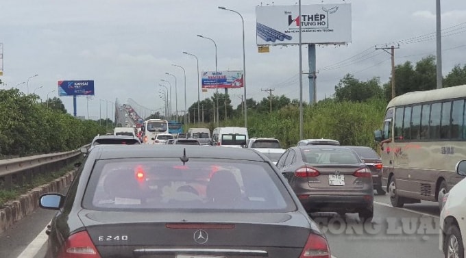 Cửa ngõ giao thông vào TP. HCM luôn trong tình trạng ùn ứ. Ảnh: Thái Sơn