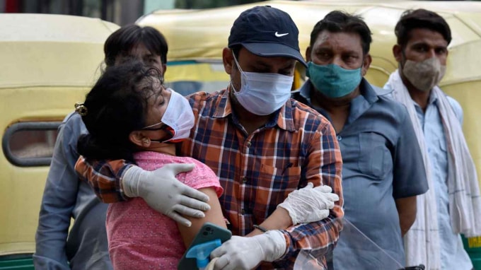 Một phụ nữ suy sụp khi bệnh viện không cho cha cô nhập viện ở New Delhi vào ngày 29/4 - Ảnh: Hindustan Times/Getty Images