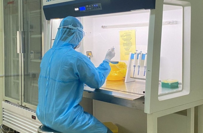 Cán bộ CDC xét nghiệm vi-rút SARS-CoV-2