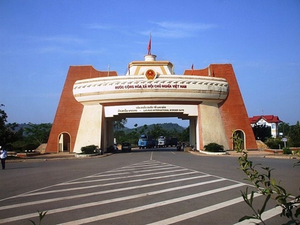 Cửa khẩu Lao Bảo (Quảng Trị) thông thương với cửa khẩu Den Savanh của Lào