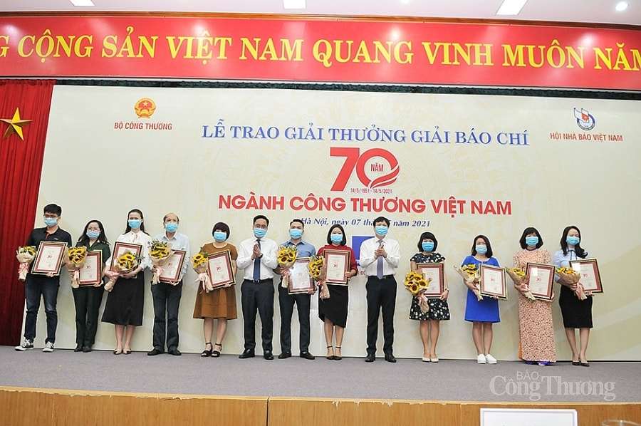 Các tác giả, nhóm tác giả đạt giải C. Ảnh: PV