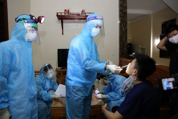 Cán bộ CDC điều tra lấy mẫu