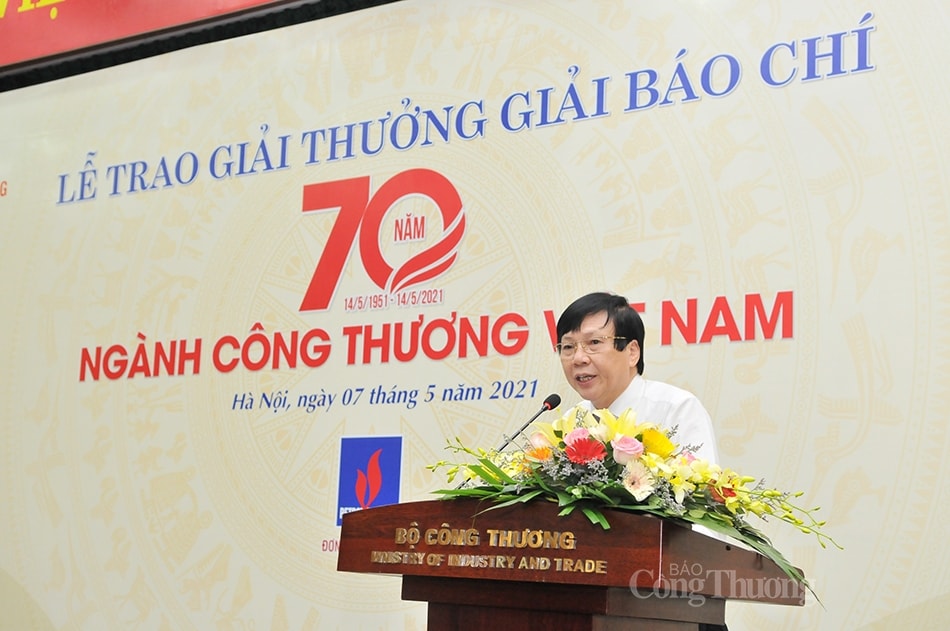Nhà báo Hồ Quang Lợi - Phó Chủ tịch Thường trực Hội nhà báo Việt Nam, Trưởng Ban Giám khảo giải thưởng - phát biểu tại buổi lễ. Ảnh: PV