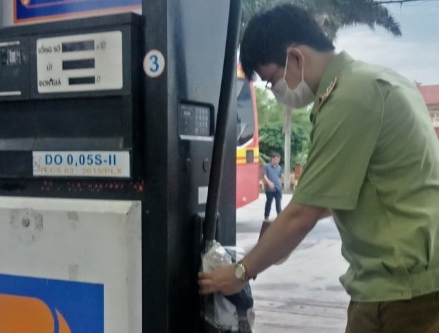 Cục Quản lý thị trường Nam Định vừa phát hiện một cơ sở kinh doanh xăng dầu tại Nghĩa Hưng đang chứa gần 23.000 lít dầu diesel giả, kém chất lượng.