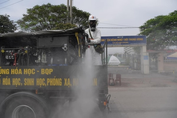 Xe đặc chủng phun khử khuẩn tại Bệnh viện Bệnh Nhiệt đới Trung ương cơ sở 2