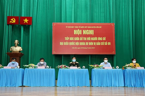 Thiếu tướng Dương Văn Thăng và các ứng cử đại biểu Quốc hội tiếp xúc cử tri ở huyện Cần Giờ.
