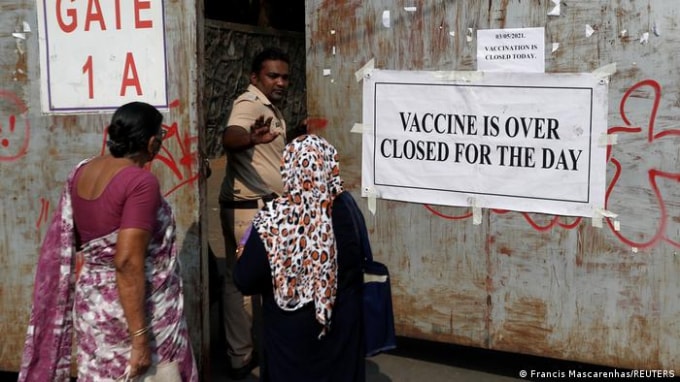 Một điểm tiêm vắc xin ở Ấn Độ. Ảnh: Reuters