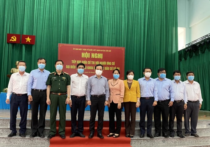 Các ứng cử viên đại biểu Quốc hội khóa XV và các đại biểu tham dự hội nghị tiếp xúc cử tri.