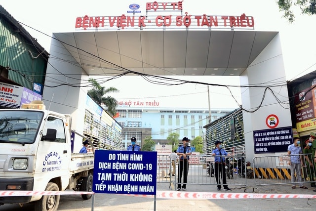 Sáng 7/5, Bệnh viện K - cơ sở Tân Triều (Hà Nội) đặt biển tạm thời không tiếp nhận bệnh nhân do tình hình dịch bệnh Covid-19. Ảnh: dantri.com.vn