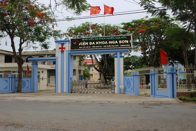 Bệnh viện đa khoa huyện Nga Sơn đang tích cực chuẩn bị các phương án để thu dung, cấp cứu bệnh nhân có triệu chứng viêm đường hô hấp cấp. Ảnh: VQ