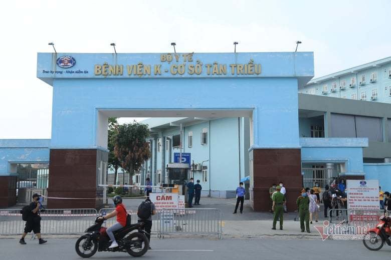 Các cổng của BV đều có công an canh gác. Ảnh: vietnamnet.vn