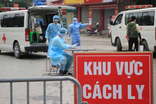 Phương tiện dừng lưu thông trên đường 416 (Kim Sơn) để phục vụ công tác cách ly, xử lý dịch bệnh COVID-19 tại thị xã Sơn Tây. Ảnh minh họa