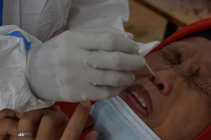 Một phụ nữ Indonesia được lấy mẫu xét nghiệm Covid-19. Ảnh: GI