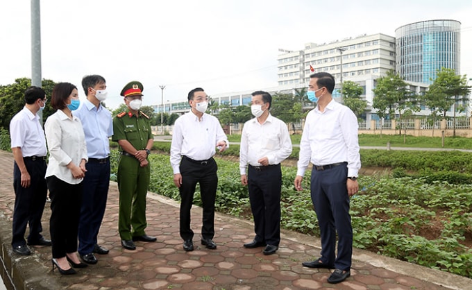 Chủ tịch UBND TP Chu Ngọc Anh kiểm tra tại Bệnh viện Bệnh Nhiệt đới Trung ương
