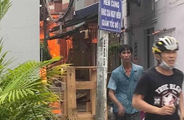 Ngọn lửa đỏ rực bao trùm căn nhà. Ảnh: tuoitre.vn