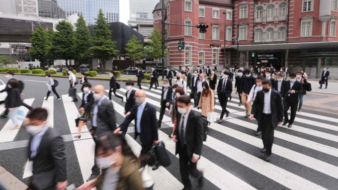 Người đi làm qua lại trên một con phố ở khu thương mại Marunouchi của Tokyo vào ngày 6 tháng 5 sau kỳ nghỉ Tuần lễ vàng kéo dài - Ảnh: Yo Inoue