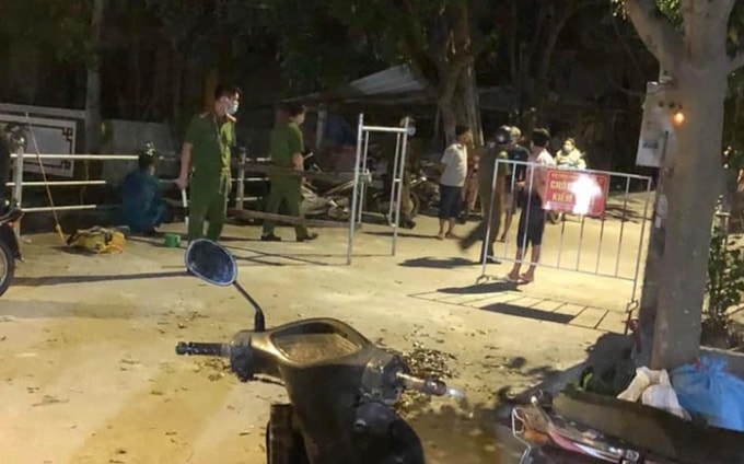 Lực lượng chức năng tiến hành phong toả khu vực nhà bệnh nhân.