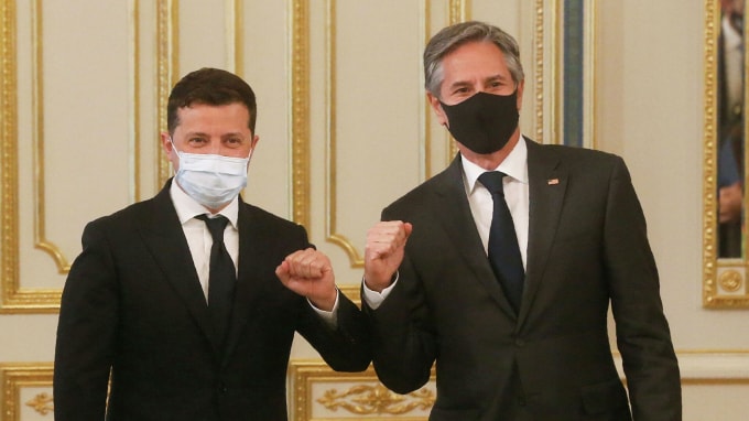 Tổng thống Ukraine Volodymyr Zelenskyy và Ngoại trưởng Hoa Kỳ Anthony Blinken trong cuộc gặp ở Kiev - Ảnh: Reuters