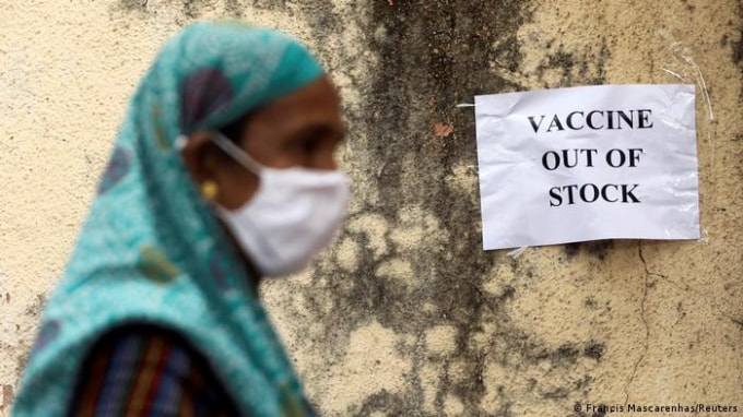 Các quốc đều đối mặt với tình trạng thiếu hụt vắc xin - Ảnh: Reuters