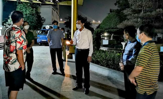 Đồng chí Vũ Văn Diện, Bí thư Thành ủy, Trưởng BCĐ Phòng, chống dịch Covid-19 thành phố Hạ Long chỉ đạo phòng chống dịch tại quán karaoke KTV (phường Yết Kiêu). Ảnh: Báo Quảng Ninh.