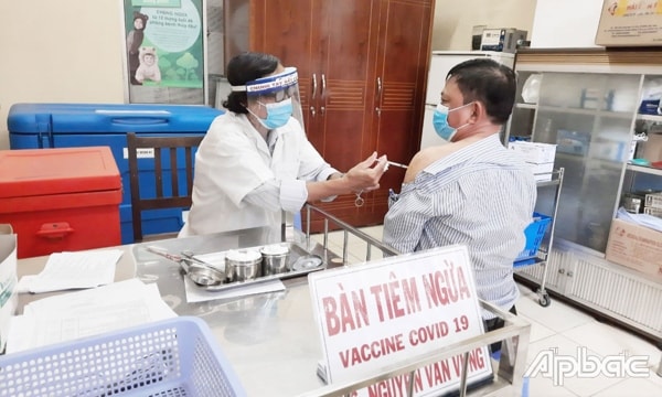 Cán bộ y tế tỉnh Tiền Giang tiêm vắc xin phòng COVID-19 đợt 1 cho nhóm đối tượng ưu tiên. Ảnh: Báo Ấp Bắc