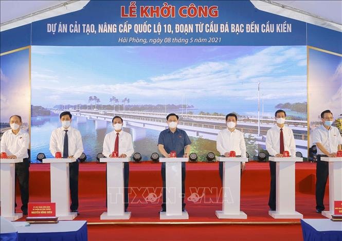 Chủ tịch Quốc hội Vương Đình Huệ và các đại biểu thực hiện nghi thức khởi công Dự án cải tạo, nâng cấp Quốc lộ 10. Ảnh: TTXVN