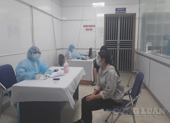 Khẩn trương lấy mẫu xét nghiệm Covid-19 tại thành phố Hạ Long. Ảnh: Nguyễn Quân.