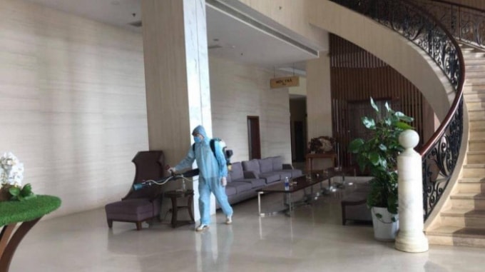 Lực lượng chức năng phun khử khuẩn tại Khách sạn Mường Thanh.
