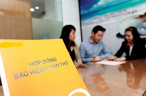 Khi ngân hàng và công ty bảo hiểm “đá đi chuyền lại” quả bóng… nhân sự.