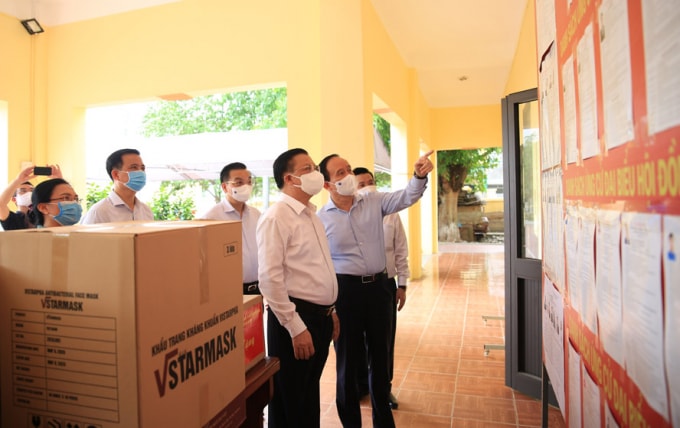 Bí thư Thành ủy Hà Nội kiểm tra công tác chuẩn bị bầu cử và phòng, chống dịch Covid-19 tại khu vực bỏ phiếu số 1, xã Kim Chung, huyện Đông Anh.