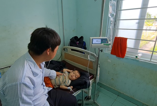 Trường hợp bệnh nhi bị nghi ngộ độc phải nhập viện điều trị tại Bệnh viện Đa khoa tỉnh Đắk Nông. Ảnh: dantri.com.vn