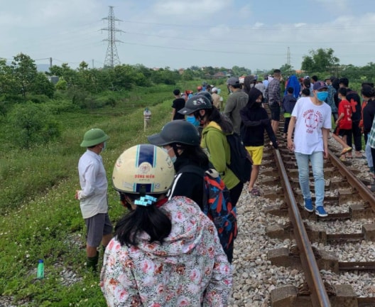 Số đông người dân hiếu kỳ tập trung tại hiện trường. Ảnh: nld.vn