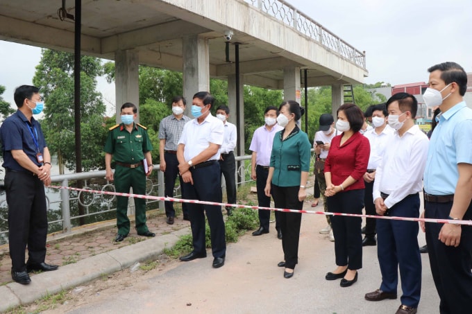 Thứ trưởng Bộ Y tế Đỗ Xuân Tuyên thăm chốt kiểm dịch Covd-19 tại thành phố Bắc Ninh
