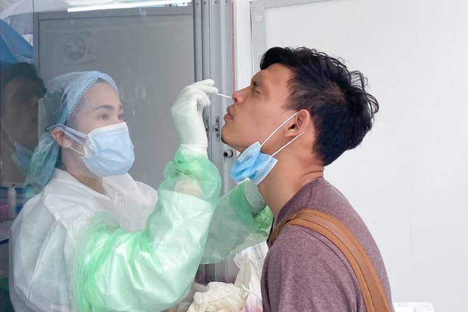 Tiền đạo Supachai Jaided được lấy mẫu xét nghiệm Covid-19. Ảnh: internet