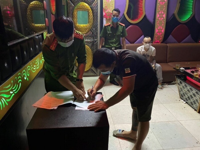 Thái Bình phạt hành chính 18 triệu đồng chủ quán karaoke và khách do vi phạm giãn cách xã hội. Ảnh: minh họa